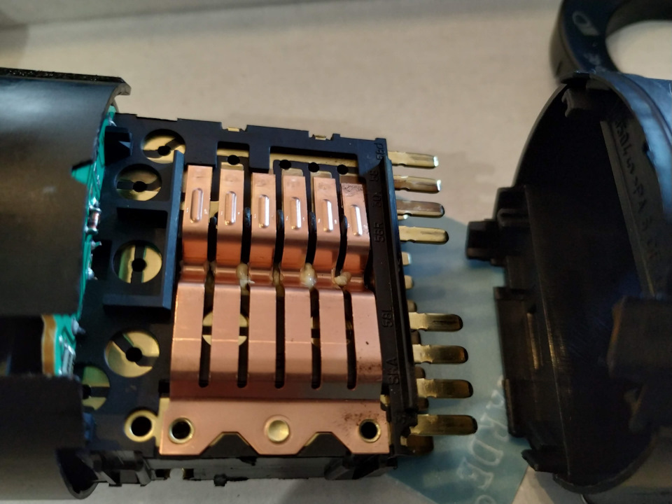 Габариты левой стороны потухли, потом и ближний свет. — Skoda Roomster ...