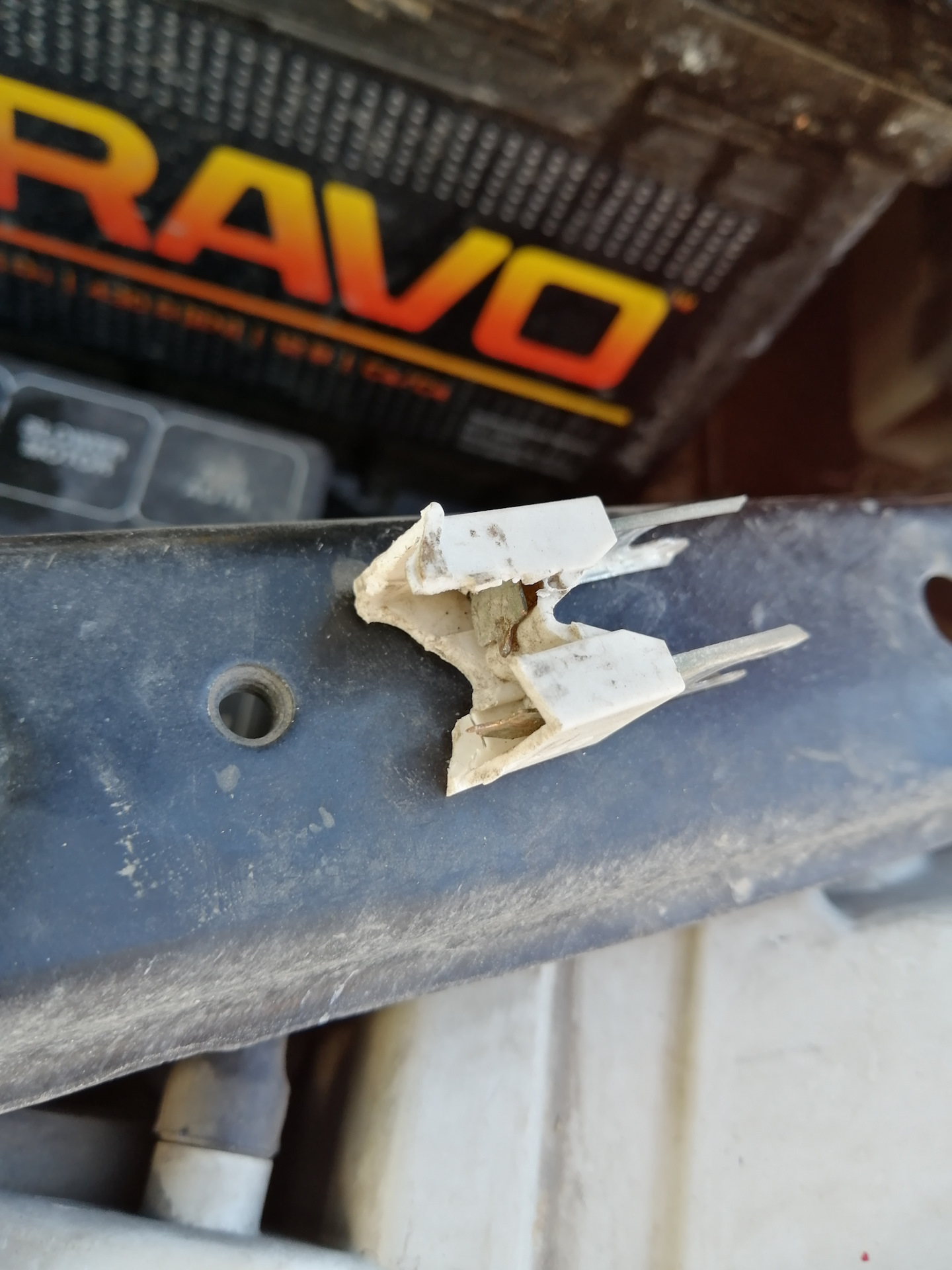 Предохранитель плюсовой клеммы ч.2 — Nissan Cefiro (A33), 2 л, 2001 ...