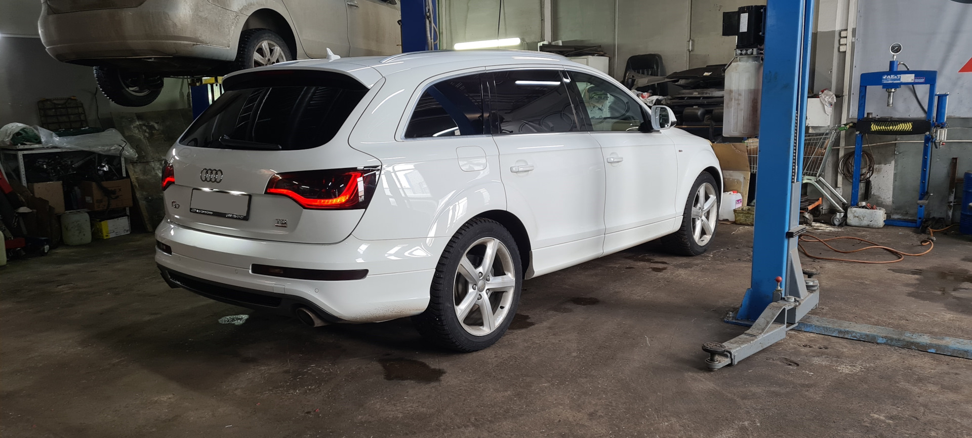 Закрытие багажника с кнопки — Audi Q7 (1G), 3 л., 2011 года | визит на ...