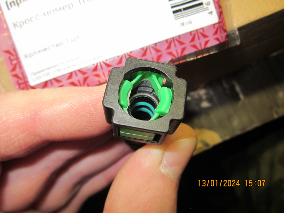 В неоригинальных топливных разъёмах может быть как 2 зелёных уплотнительных кольца, … — Lada Vesta SW (1G). Запчасти на фото: 13012024