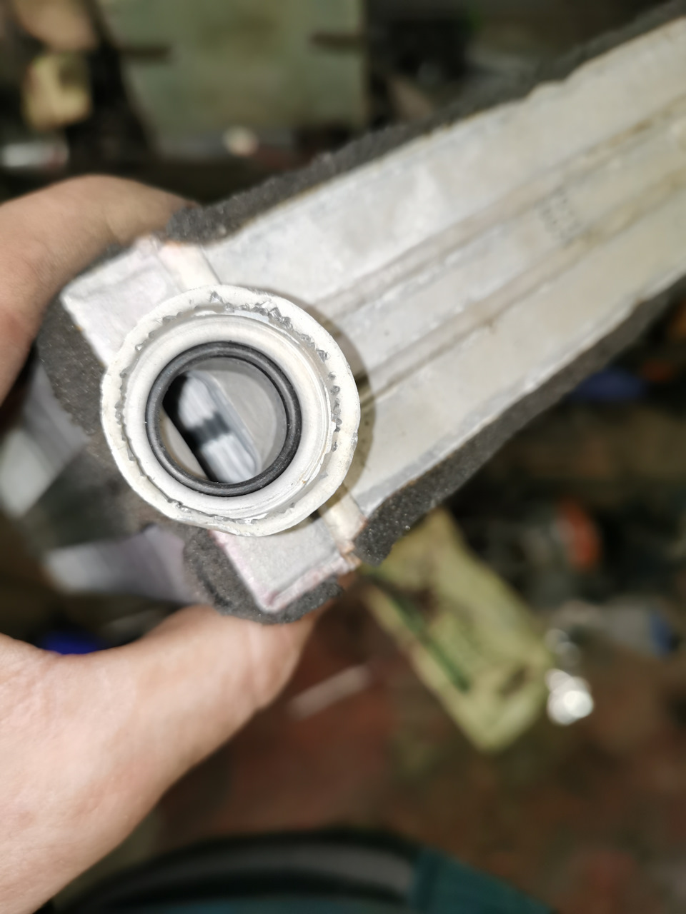 Два ряда плоских трубок в отличие от круглых и редко идущих на газеле радиаторе. — Toyota Ardeo (V50)