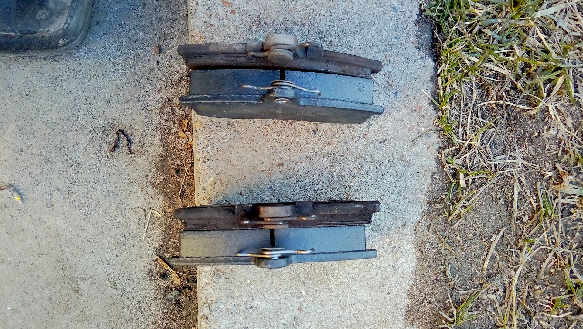 Замена передних тормозных колодок на Калине 2. — DRIVE2