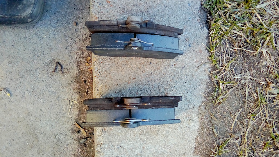 Замена передних тормозных колодок на Калине 2. — DRIVE2