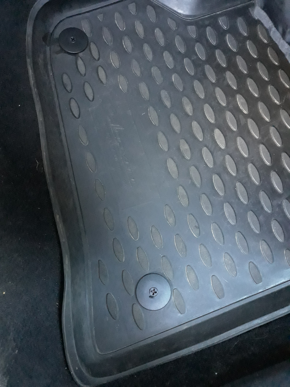 Клипсы на задние коврики — Volkswagen Polo Sedan, 1,6 л, 2016 года ...