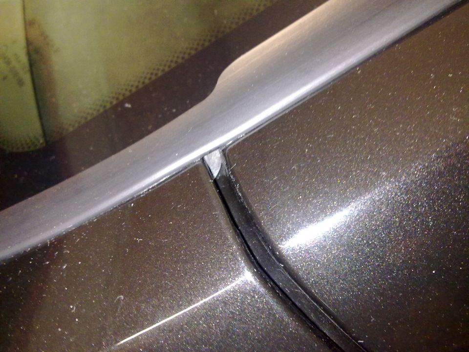 Запихал. Уплотнитель видно, только если его специально высматривать, прижавшись носом к крылу, а так он не заметен. — Lada Vesta SW Cross (1G)