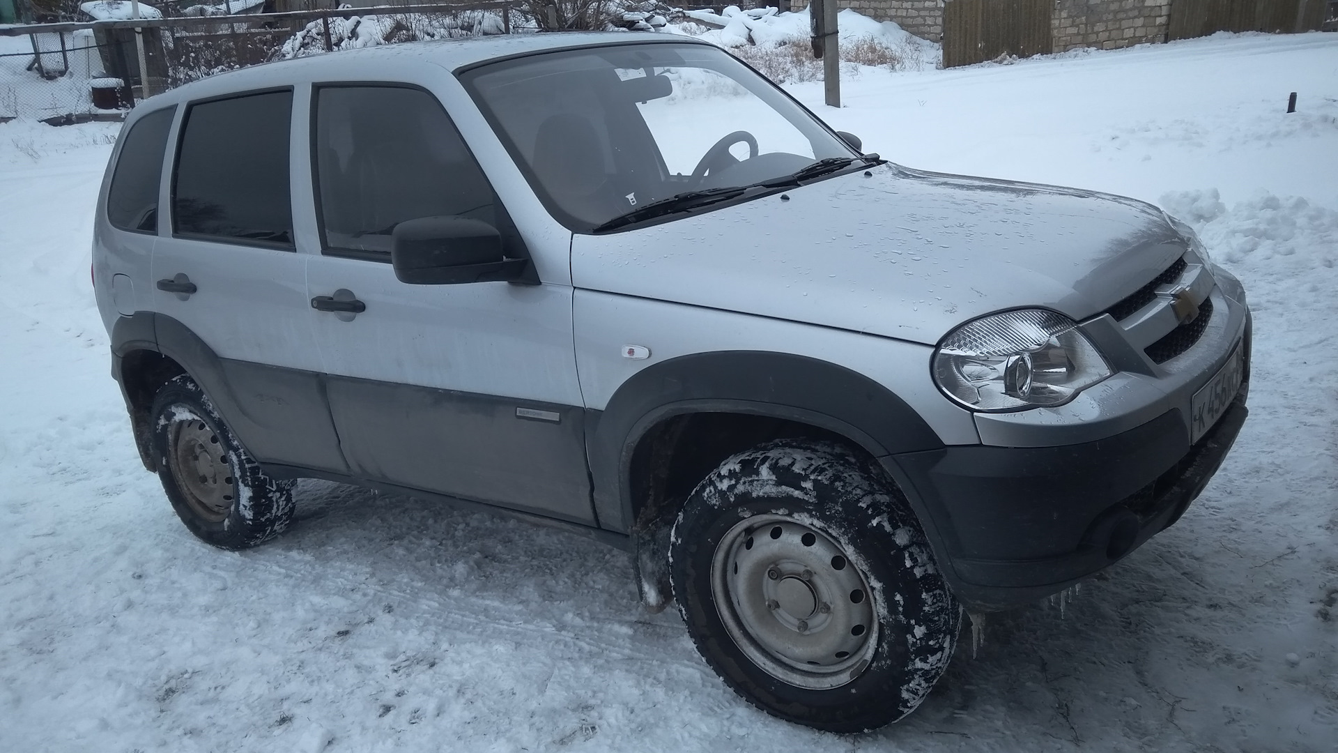 Chevrolet Niva серебристая