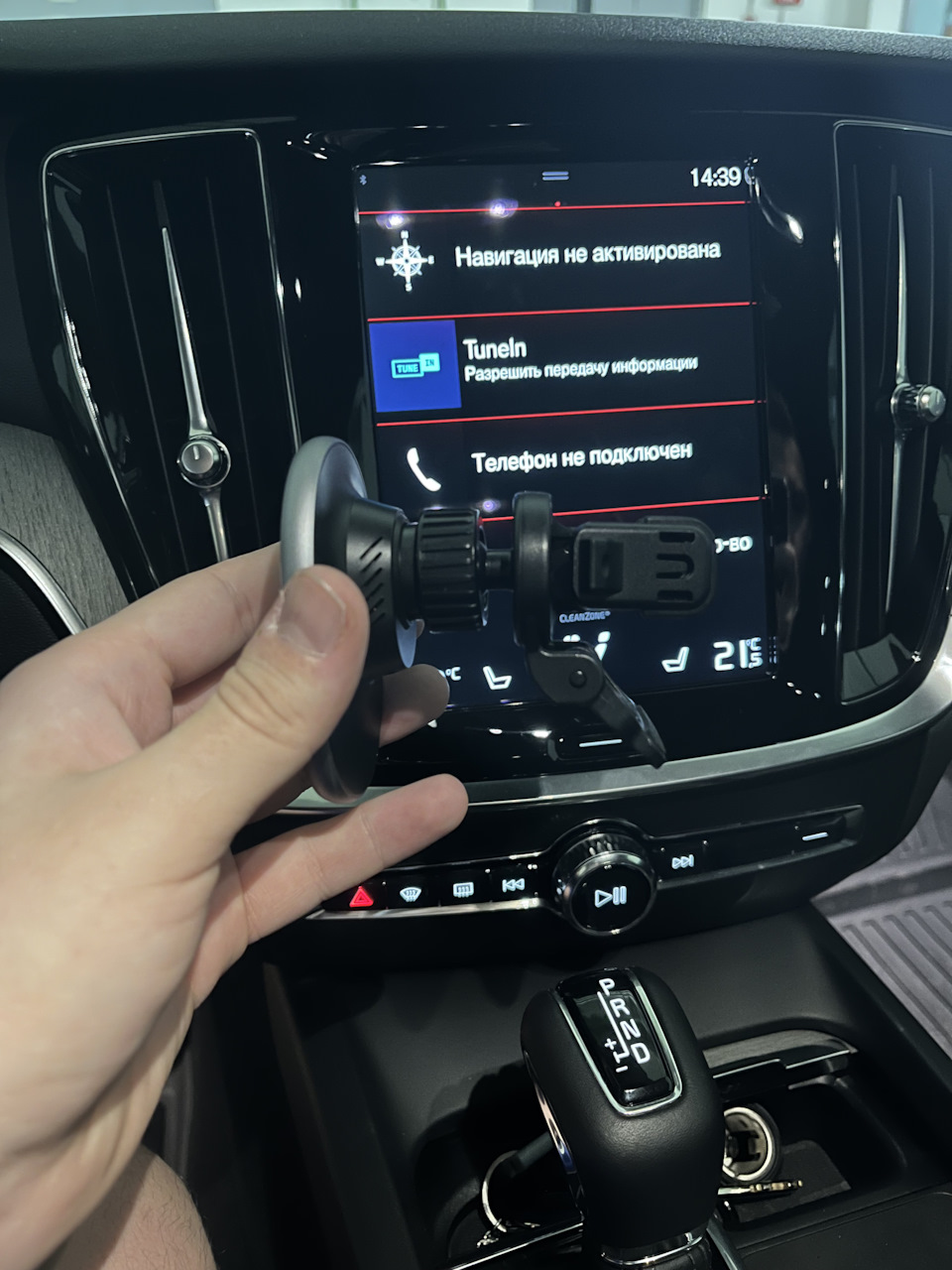 3 Держатель для телефона или «да где тебя найти то 🤬» — Volvo S60 (3G), 2  л, 2021 года | аксессуары | DRIVE2