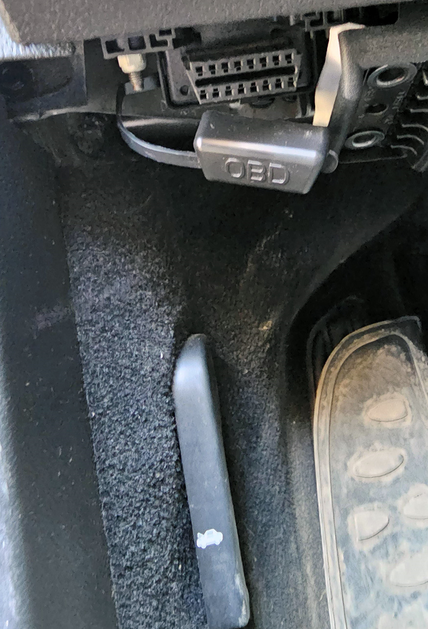 Тут должна быть еще крышка или заглушка, но предыдущий хозяин видимо посчитал это лишней деталью в автомобиле) — Ford Mondeo V