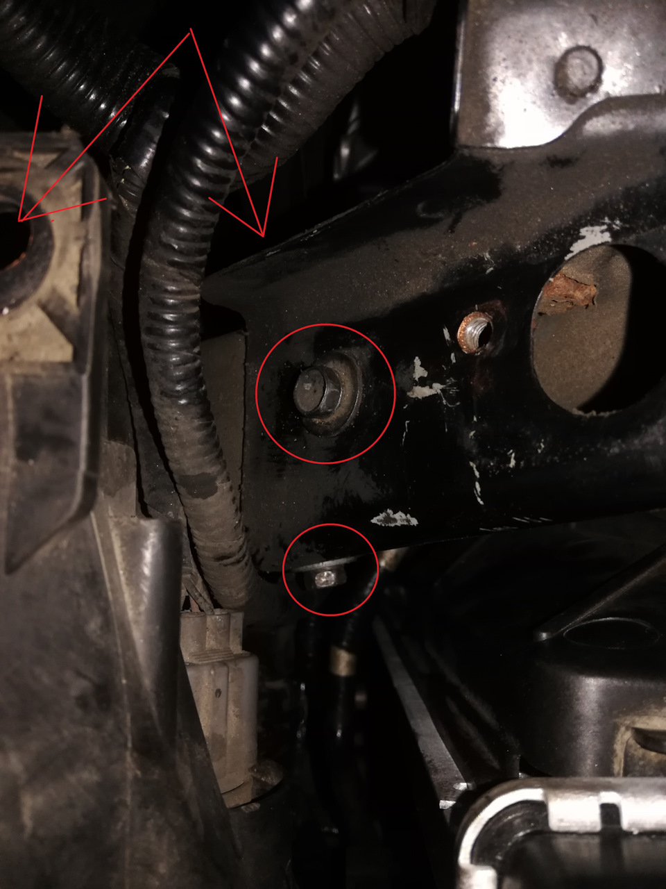 а именно эти болты и незабываем про болт на креплении фары и с обратной стороны (отмечены стрелочками ) — Honda CR-V (RE)