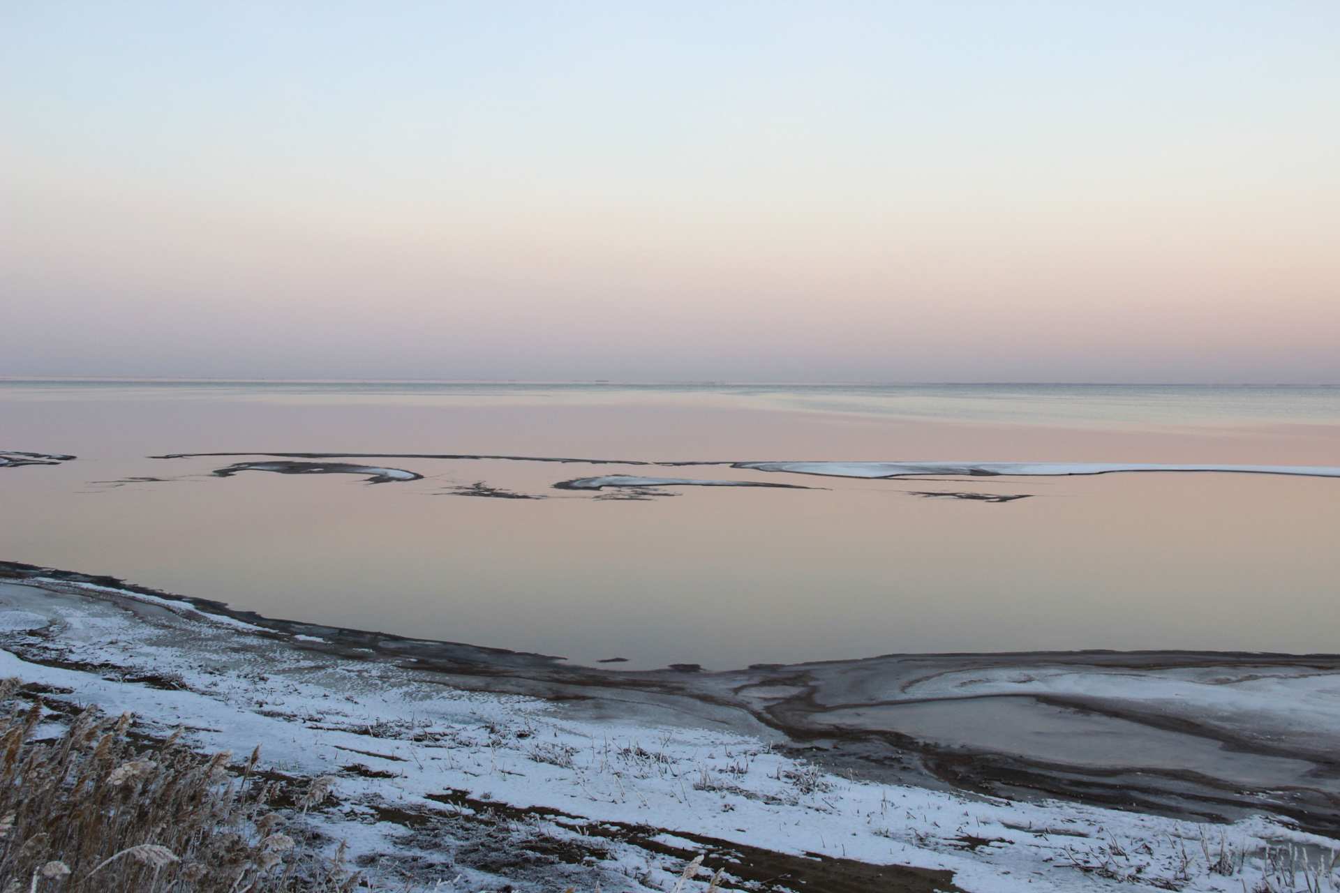 Соленое озеро в алтайском. Озеро соленое Магнитогорск. Соленые озера зимой. Солёное озеро в Курганской области.