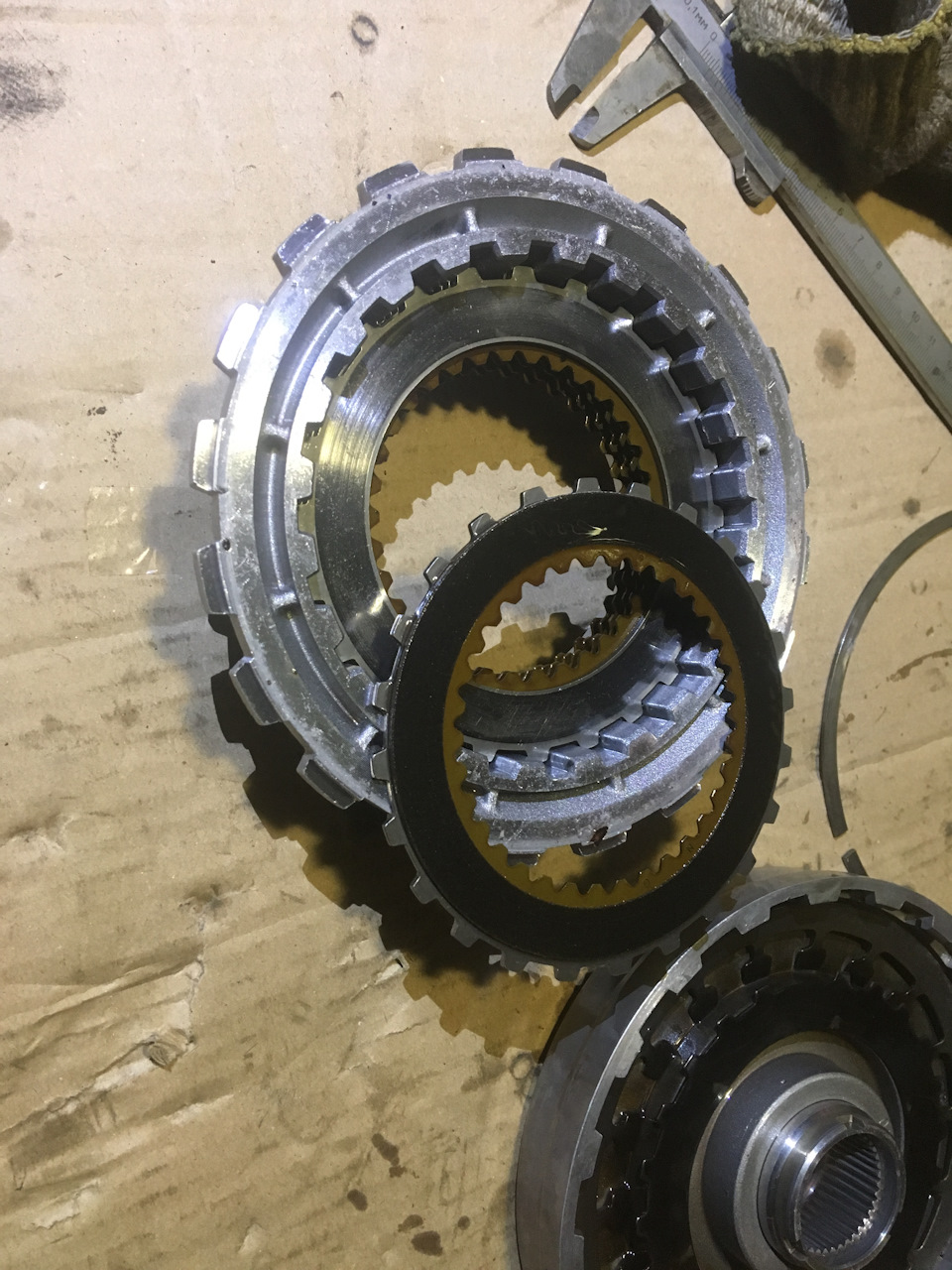 Zf4hp22 на ниву установка видео. eqAAAgFxReA 960. Zf4hp22 на ниву установка видео фото. Zf4hp22 на ниву установка видео-eqAAAgFxReA 960. картинка Zf4hp22 на ниву установка видео. картинка eqAAAgFxReA 960. Буквально вчера писал о пробном выезде, и о том чем он закончился.Прочесть можно здесь.На следующий день вернулся в гараж, и принялся скидывать коробку. В этот раз, процесс продвигался быстрее и снял я ее за 2ч30мин-намного лучше результат, чем в предыдущий раз.Вытянул, и принялся разбирать. Чтоб отдефектовать пакет форвард, нам нужно снять колокол со статором насоса. Для этого окручиваем эти болты: