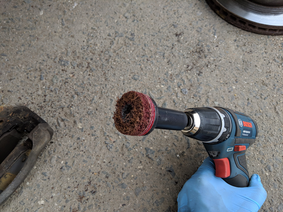 Насадка на дрель для очисти от ржавчины мест около шпилек — SsangYong Kyron. Запчасти на фото: B1G001