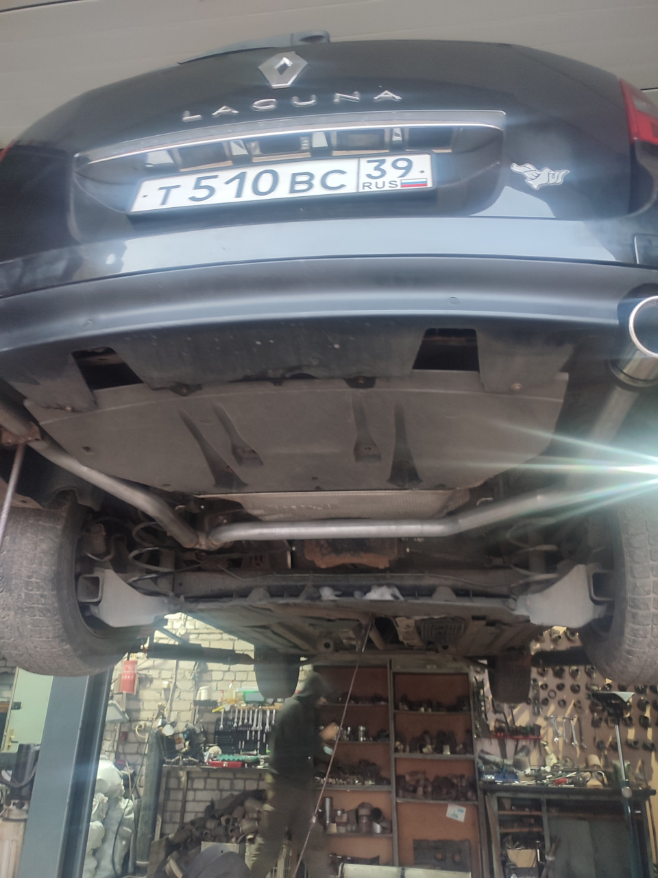 Разводка выхлопа на две стороны — Renault Laguna III, 1,5 л, 2010 года ...