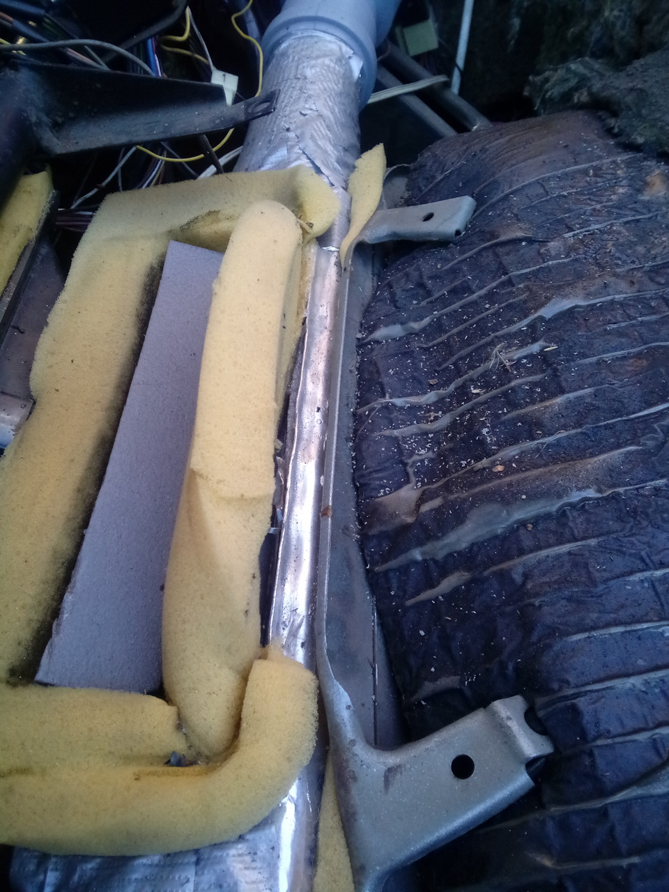 Причина бональна — половина проема закрыта паролоном. Мой косяк. — Lada 2120 Надежда