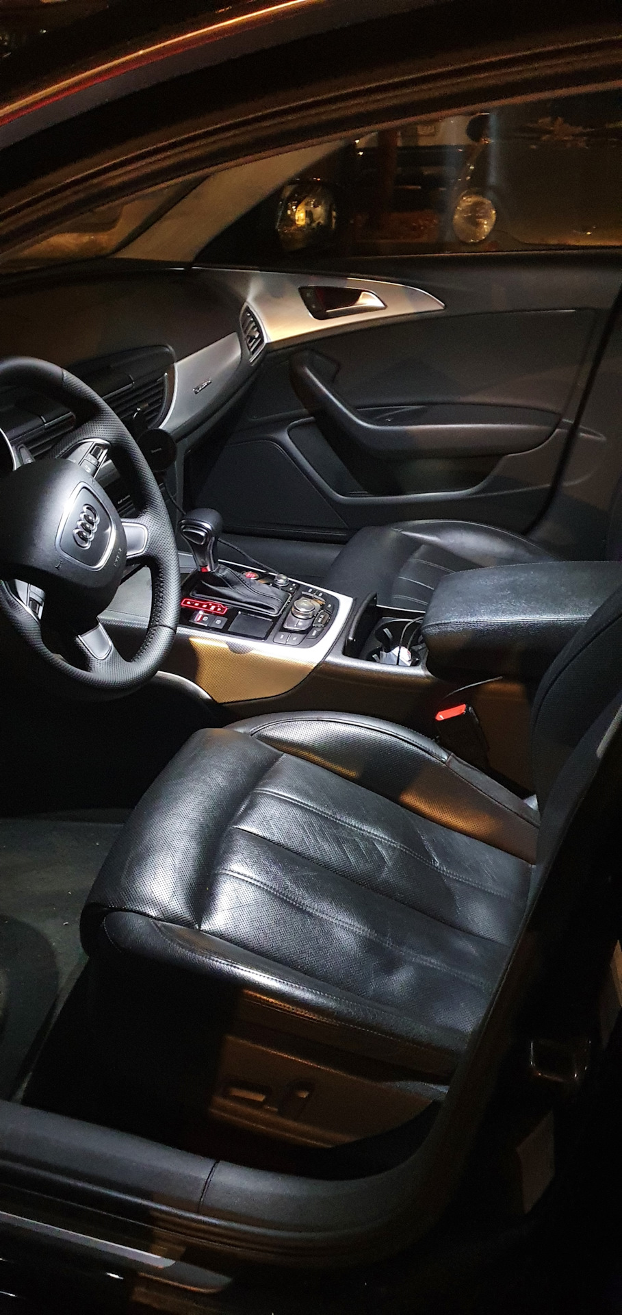 приятный направленный лунный свет — Audi Q5 (1G)
