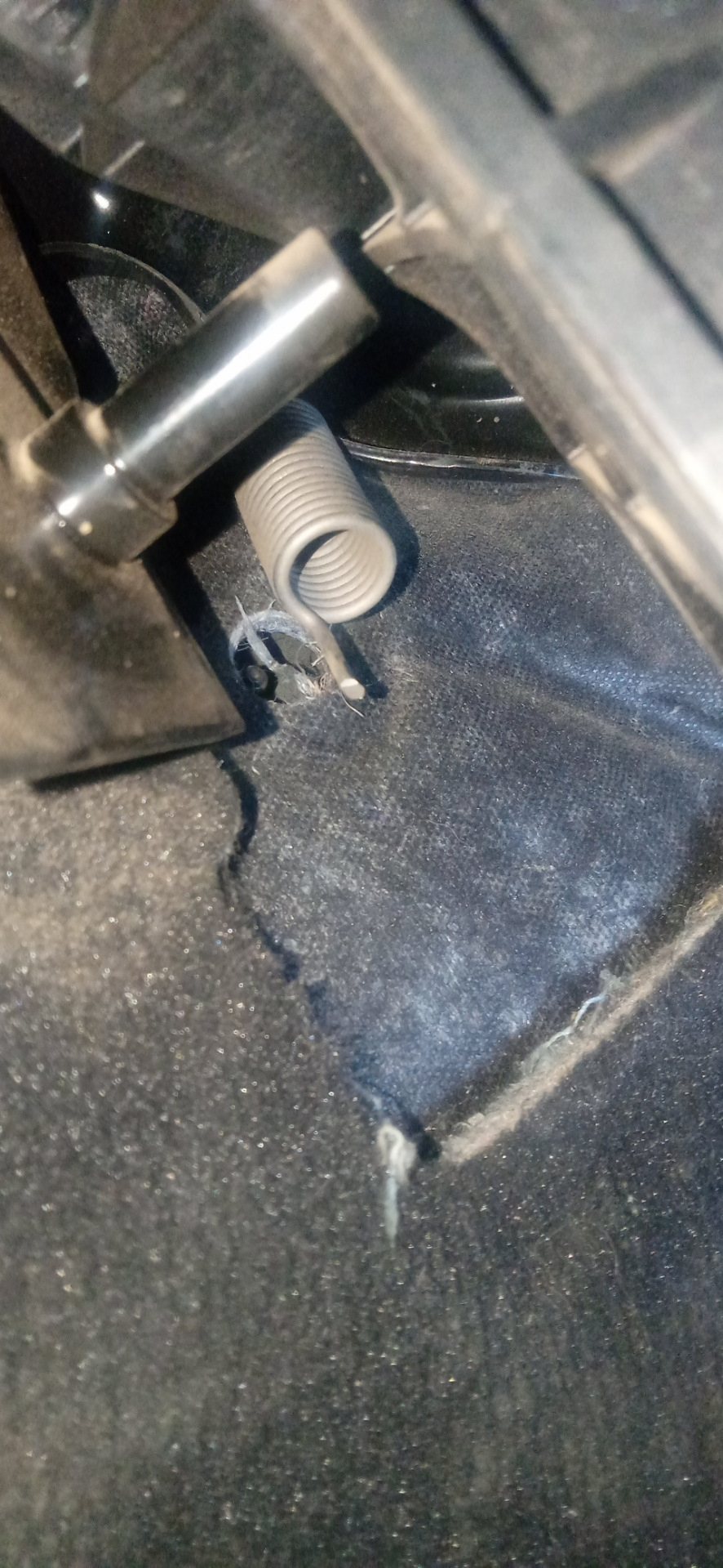 Пружина под педалью сцепления — Ford Mondeo IV, 2 л, 2011 года ...