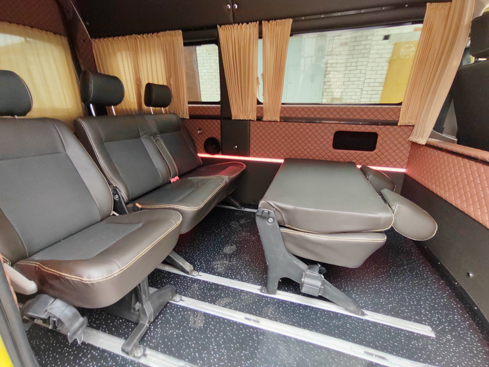 Можно сложенное сидение использовать как столик) — Renault Master (3G)