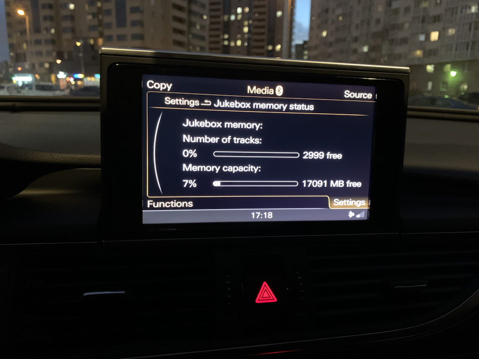 что такое mmi в ауди. esAAAgHXX A 960. что такое mmi в ауди фото. что такое mmi в ауди-esAAAgHXX A 960. картинка что такое mmi в ауди. картинка esAAAgHXX A 960. Решил детально разобраться в функциях и возможностях AudiConnect установленном в моём автомобиле. Для начала необходимо зарегистрироваться на сервисе myAudi через официальный сайт. Есть такое словосочетание "user friendly interface" — понятный для использования интерфейс и вот это понятие никак не отнесешь к сервису myAudi. Куча картинок и бесполезной информации, вдобавок отсутствие прямых ссылок, вызывает по крайней мере недоумение при поиске необходимой информации на официальном сайте ауди и последующей необходимой регистрации в сервисе. Все расставляет на свои места руководство по эксплуатации, ему впоследствии и доверяю больше.После регистрации вводим VIN своего авто и в личном кабинете подгружается вся информация по автомобилю. На страничке видим фотки машины, как в конфигураторе. Есть раздел "Бортжурнал" в котором открывается доступ на полнообъёмную онлайн инструкцию по эксплуатации. Также можно ввести индивидуальные данные автомобиля, такие как пробег, дата регистрации, номерной знак, выкупная цена и еще какая то фигня. Не стал заполнять. Ну и последний раздел — удалить профиль автомобиля).Во вкладке "функции" главного экрана доступно скачивание обновлённых карт. Можно скачать целиком всю Европу (13,3 Гб), а можно только по необходимым регионам (например Россия — 2,1 Гб).Во вкладке "сервис" можно найти информацию о ближайшем сервис центре и получить общие рекомендации по сервисным работам в зависимости от пробега и возраста автомобиля.И… больше НИХРЕНА нет! Инструкция по myAudi не соответствует действительному интерфейсу. Данные с немецкого сайта разнятся с данными на русском сайте. Приложение из AppStore имеет какой то урезанный функционал с общей ознакомительной информацией. Может что то и изменится с активацией Audi Connect из автомобиля, но у меня не получилось задать основного пользователя, хоть и ввел все данные корректно. Система выдала ошибку соединения.