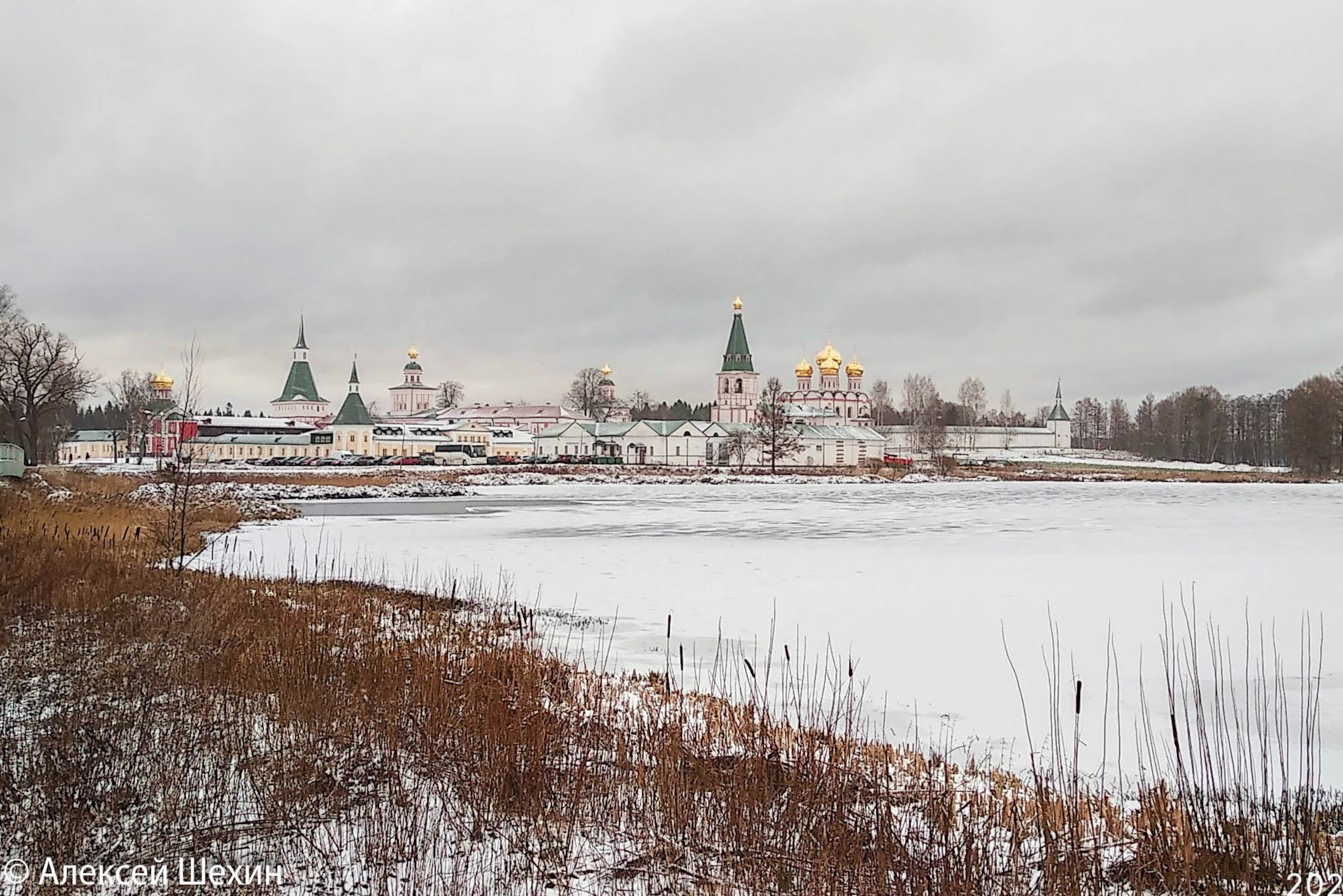 Валдай монастырь на острове фото