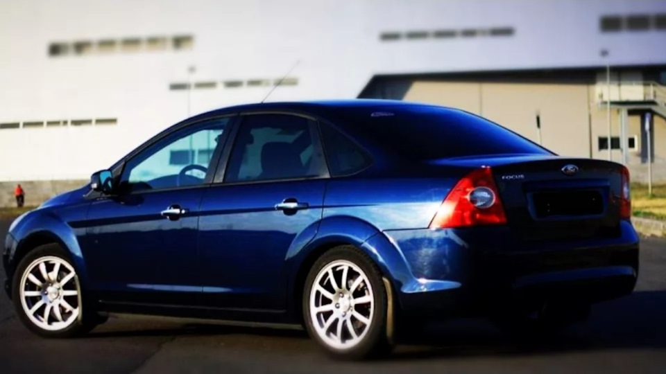 Синий Ford Focus 2 седан в пленке