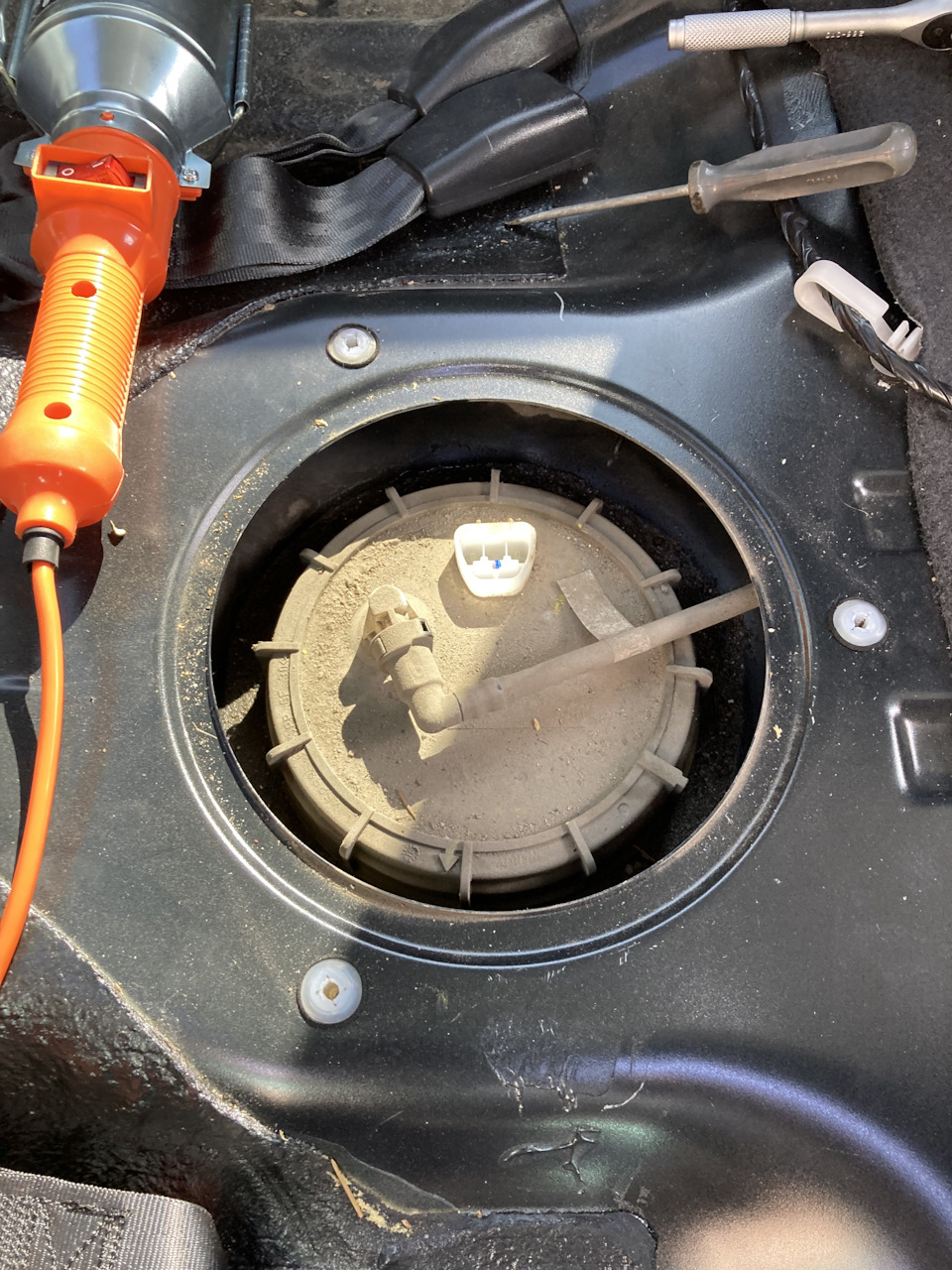 Замена топливного фильтра — Nissan Almera Classic (B10), 1,6 л, 2010 ...