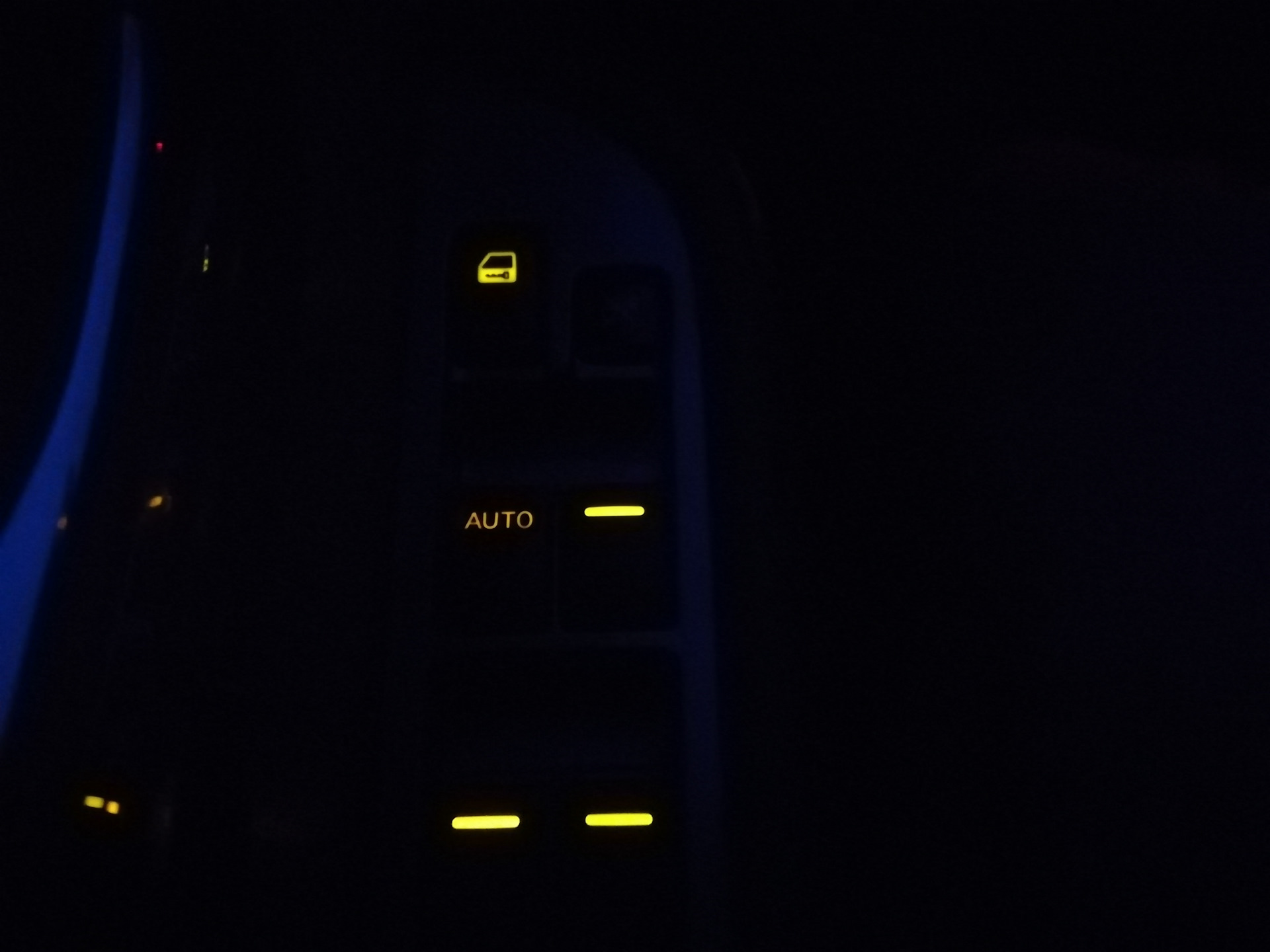 Подсветка кнопок ниссан. Кнопки в авто с подсветкой. Ночная подсветка кнопки ПТФ Ниссан x-Trail. Сделать подсветку клавиш на авто.