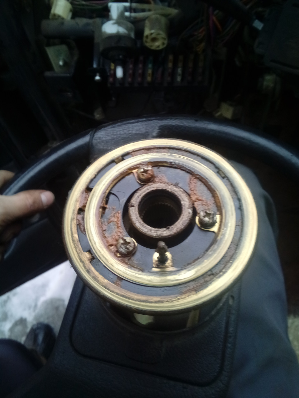 Даже на руле осталась эта хрень — Lada 2120 Надежда