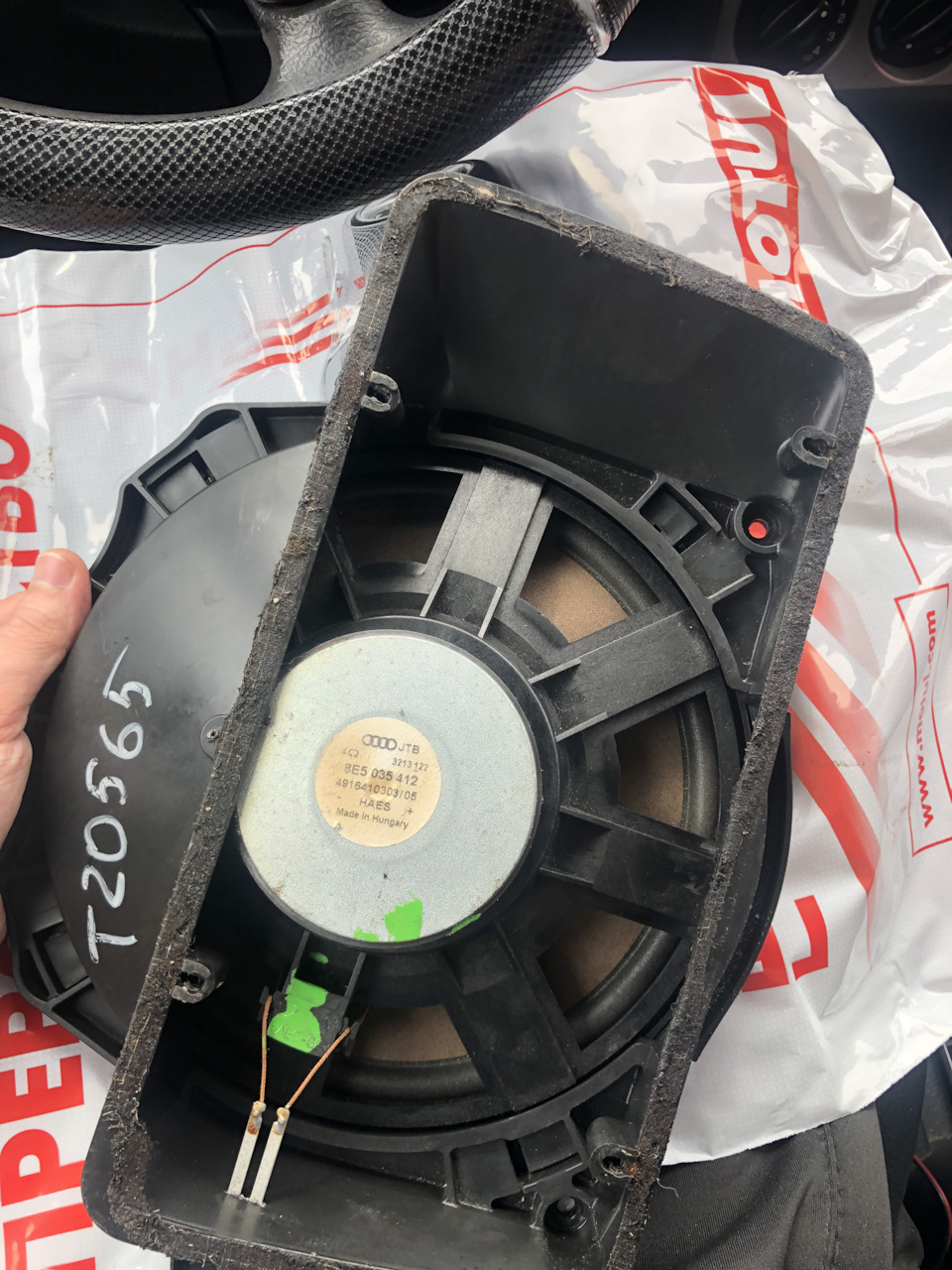 Точно такой же)с таким же номером и всего 1000 рублей — Audi A4 (B7). Запчасти на фото: 8E5035412