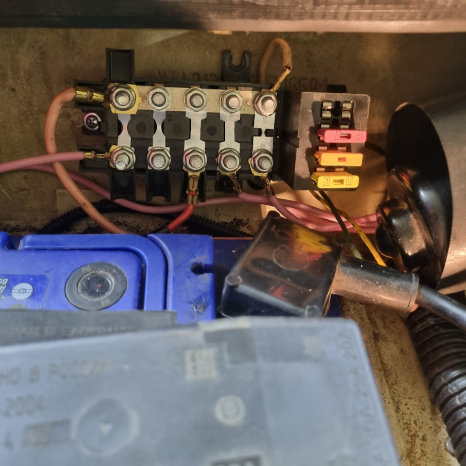 41. Блок силовых предохранителей под капотом — Lada 4x4 3D, 1,6 л, 1984 ...