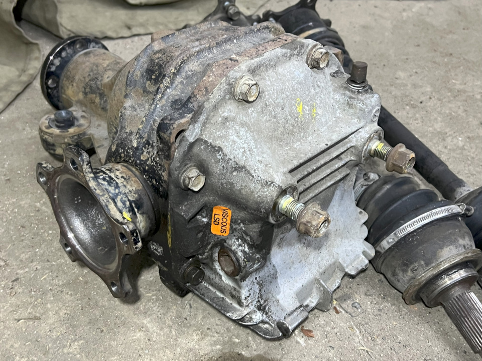 Крышка задняя с доп охлаждением — Nissan Laurel (C35)