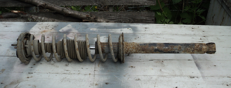 После легкой очистки стойка с пружиной оказались вполне жизнеспособными — Renault Twingo I