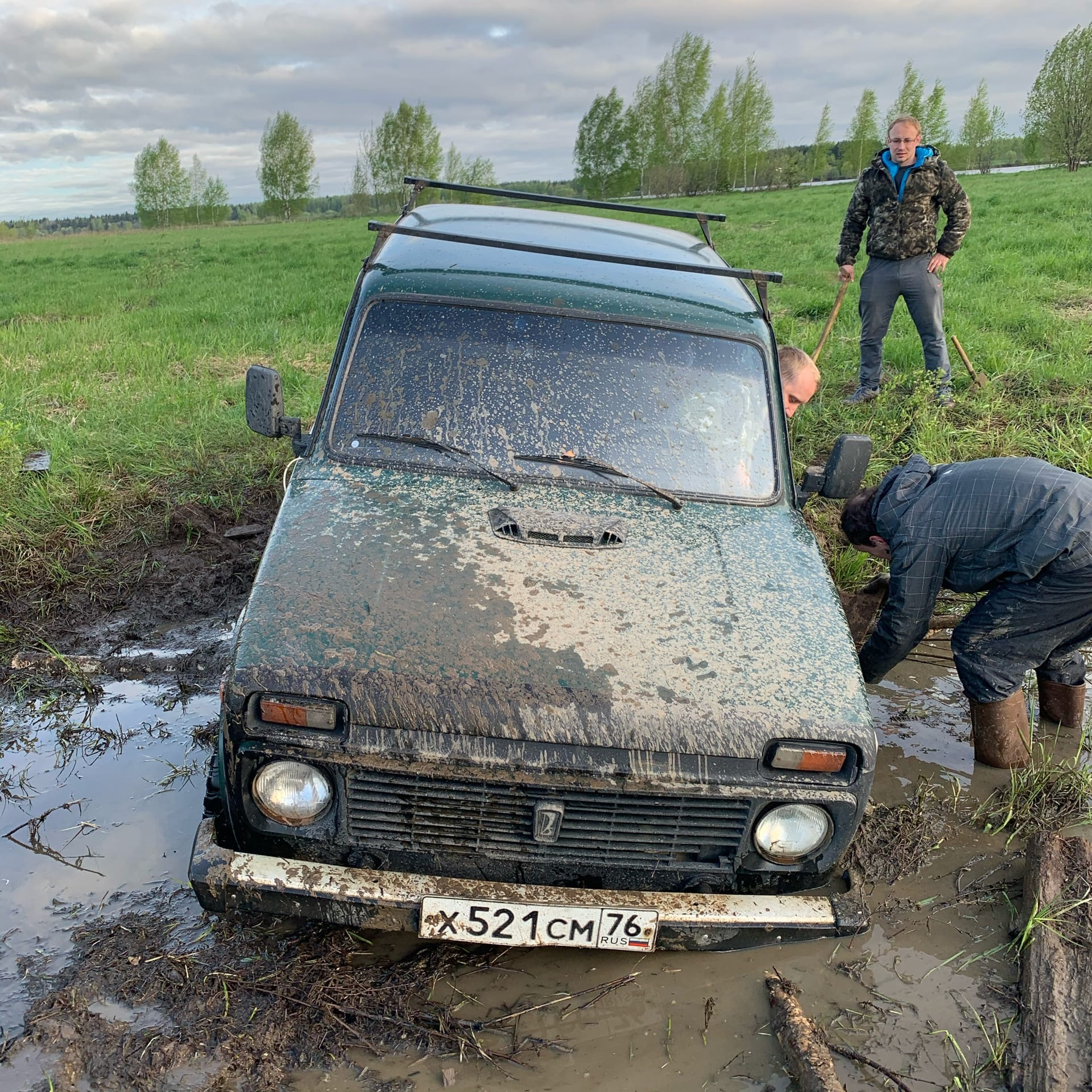 Можно ли ездить по грунтовым дорогам. Нива в грязи. Бездорожье. Грязная Нива. Нивы для езды по грязи.