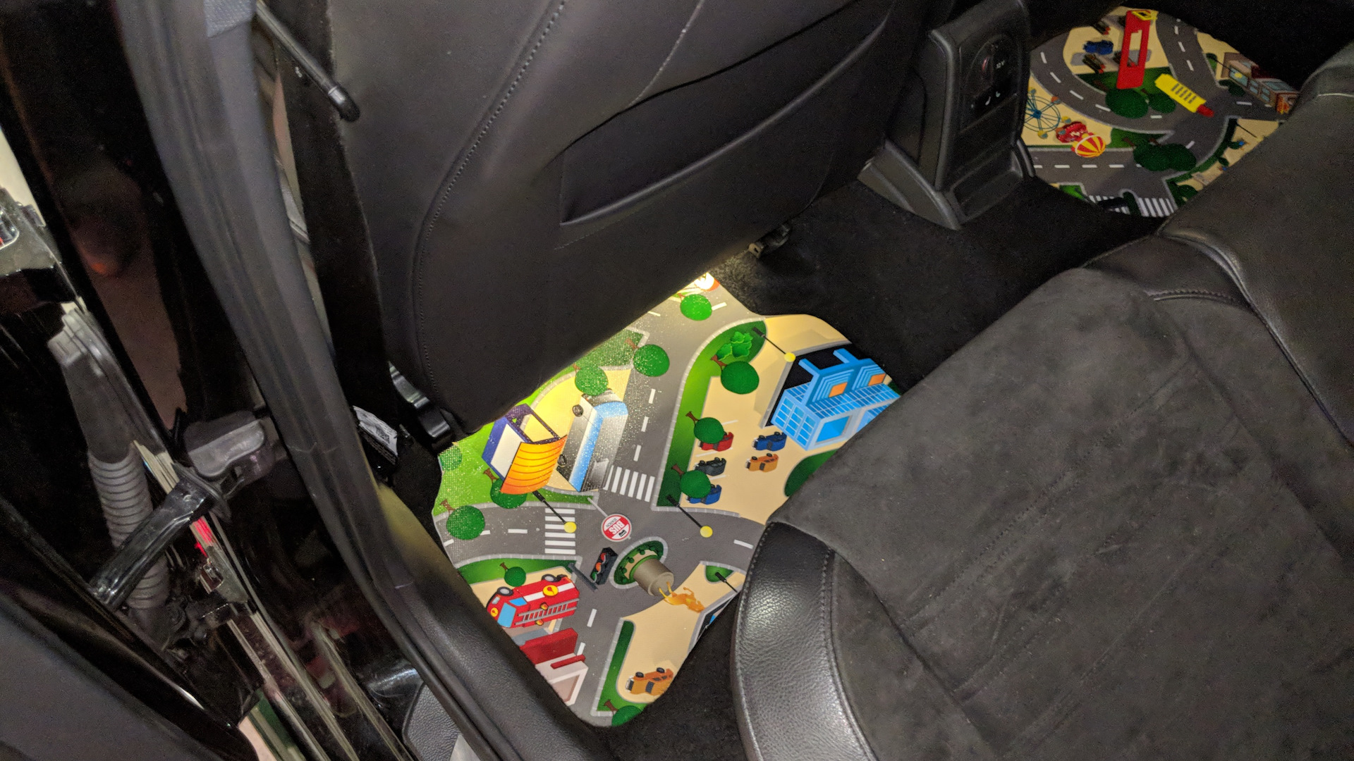Home made floor mats, childish style. — Volkswagen Polo Mk5, 1,2 л, 2011 года аксессуары DRIVE2