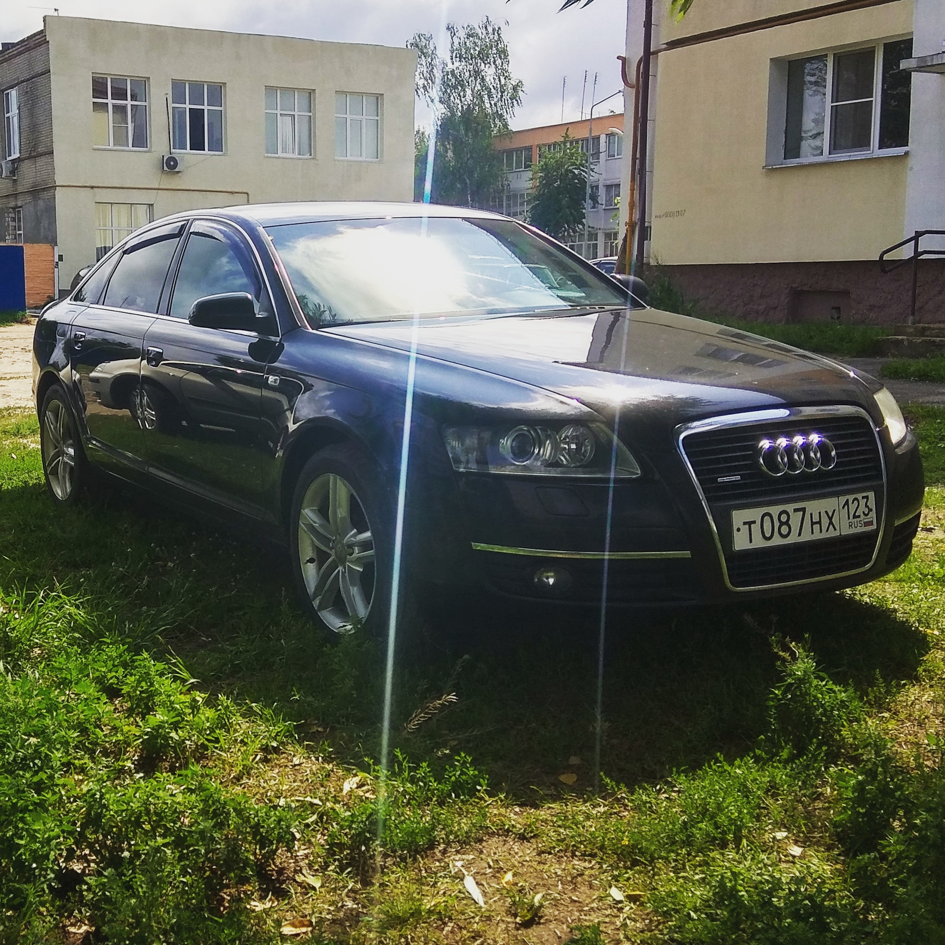 Возле дома — Audi A6 (C6), 3,2 л, 2007 года | фотография | DRIVE2