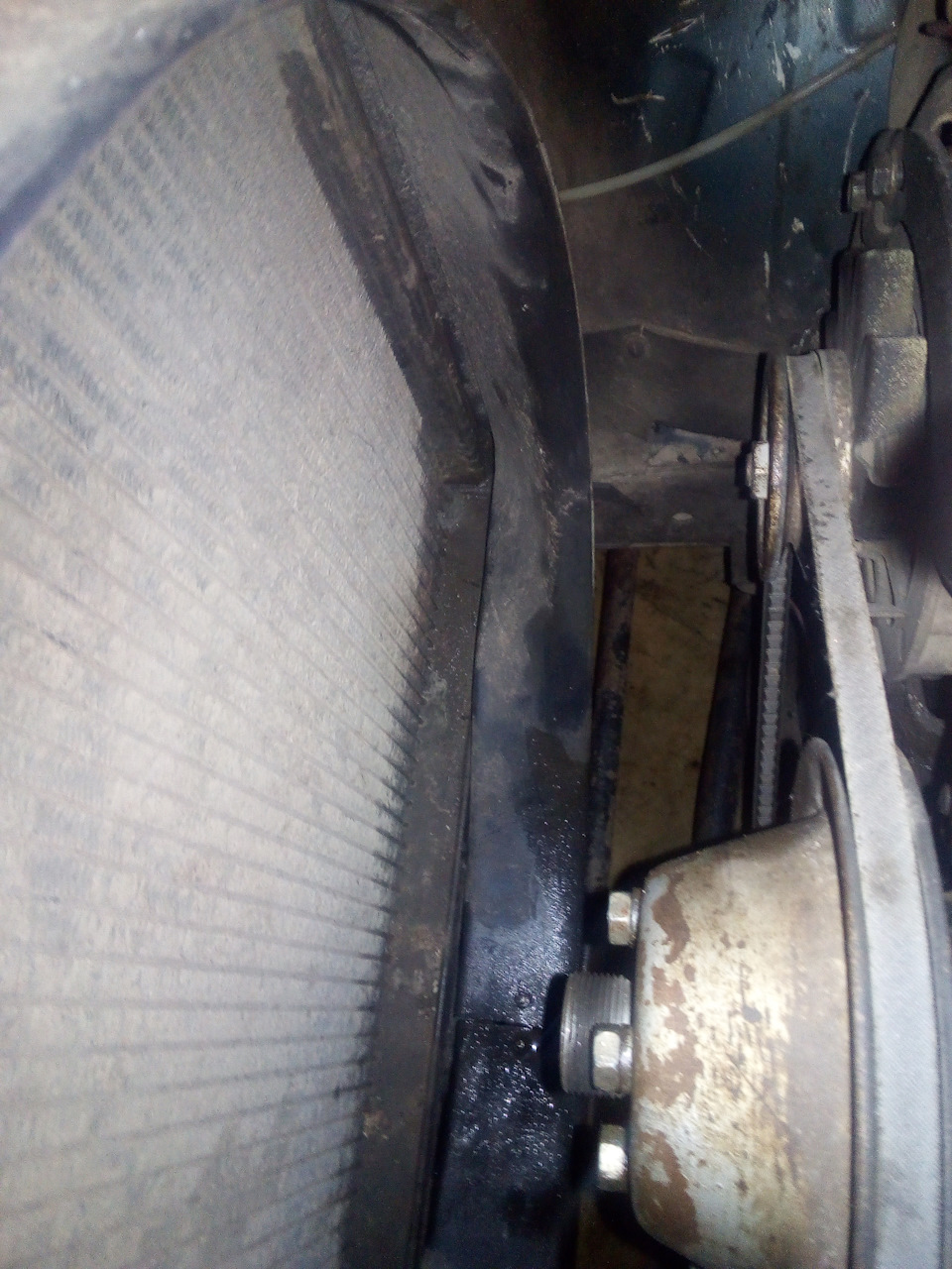 Видны следы вытекшего масла — УАЗ 315195 Hunter