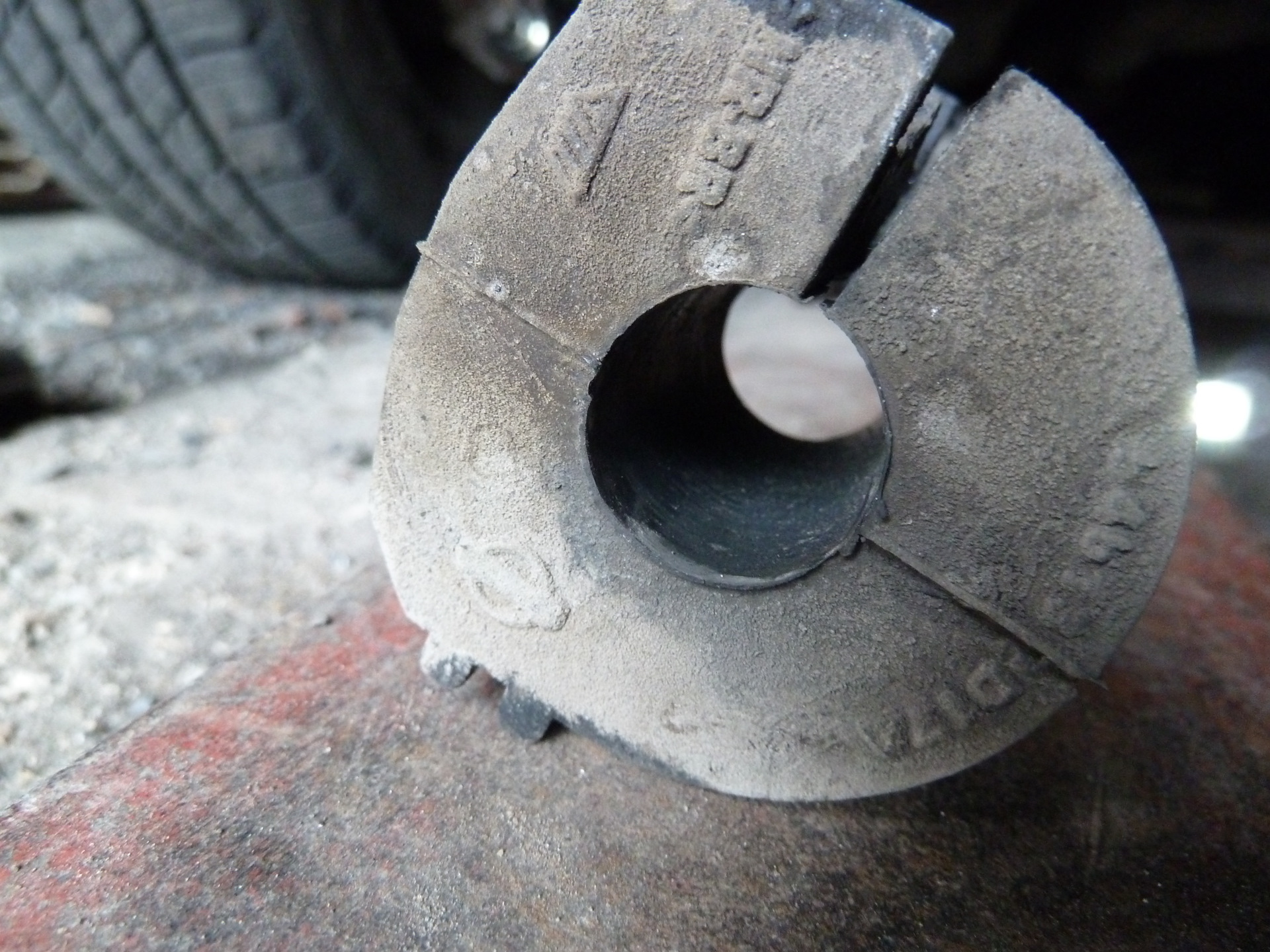 Замена втулок заднего стабилизатора — Nissan Qashqai+2, 2 л, 2012 года ...