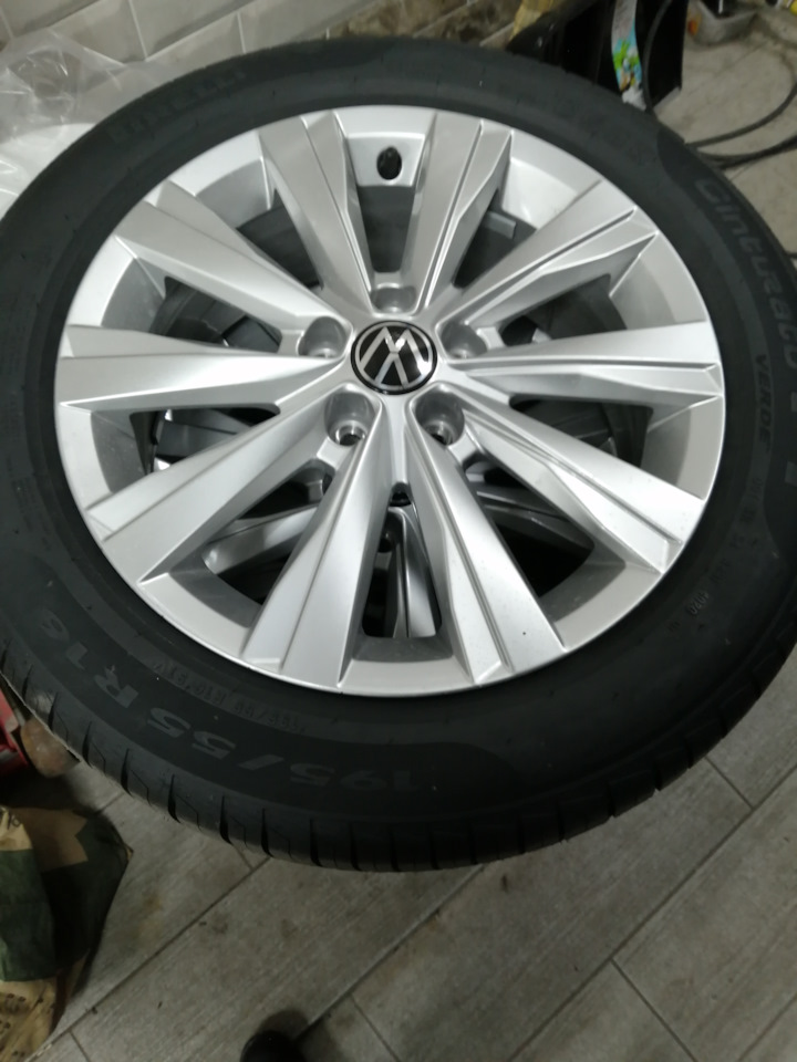 Шины летние Pirelli 195/55 R16, литые диски VAG 2G0601025S8Z8 ...