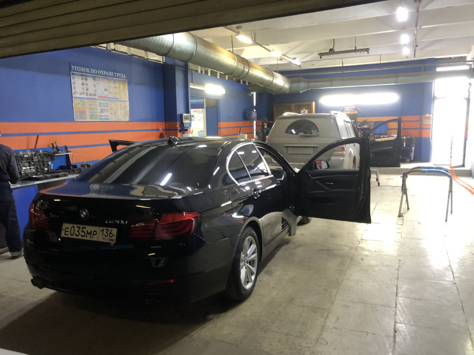 Повторная замена лобового стекла — BMW 5 series (F10), 2 л, 2012 года ...