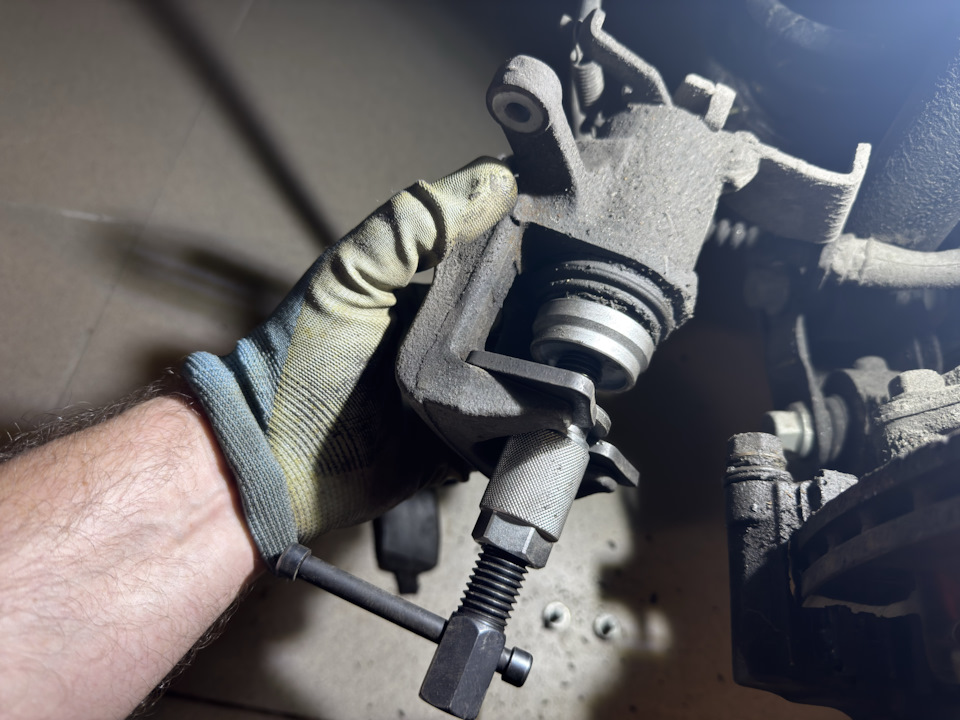 И начинаем по часовой потихоньку втапливать его. — KIA Sorento (4G)