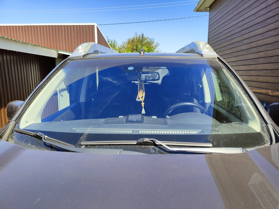 Извиняюсь за пыльную машину, так выглядят старые дворники, аккуратно, но чистят плохо, ещё и шумные — Nissan X-Trail II (t31)