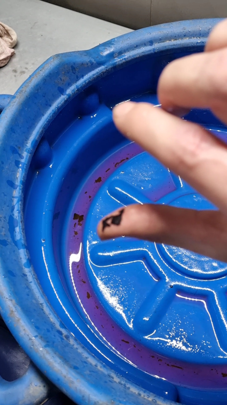 Крупным палном — Lada Vesta SW Cross (1G)