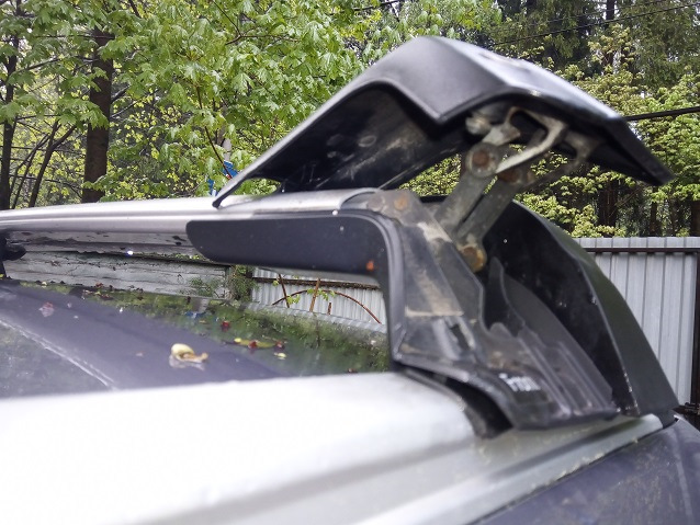 Виден металлический рычаг, натягивающий крючок — Ford Galaxy (Mk III)