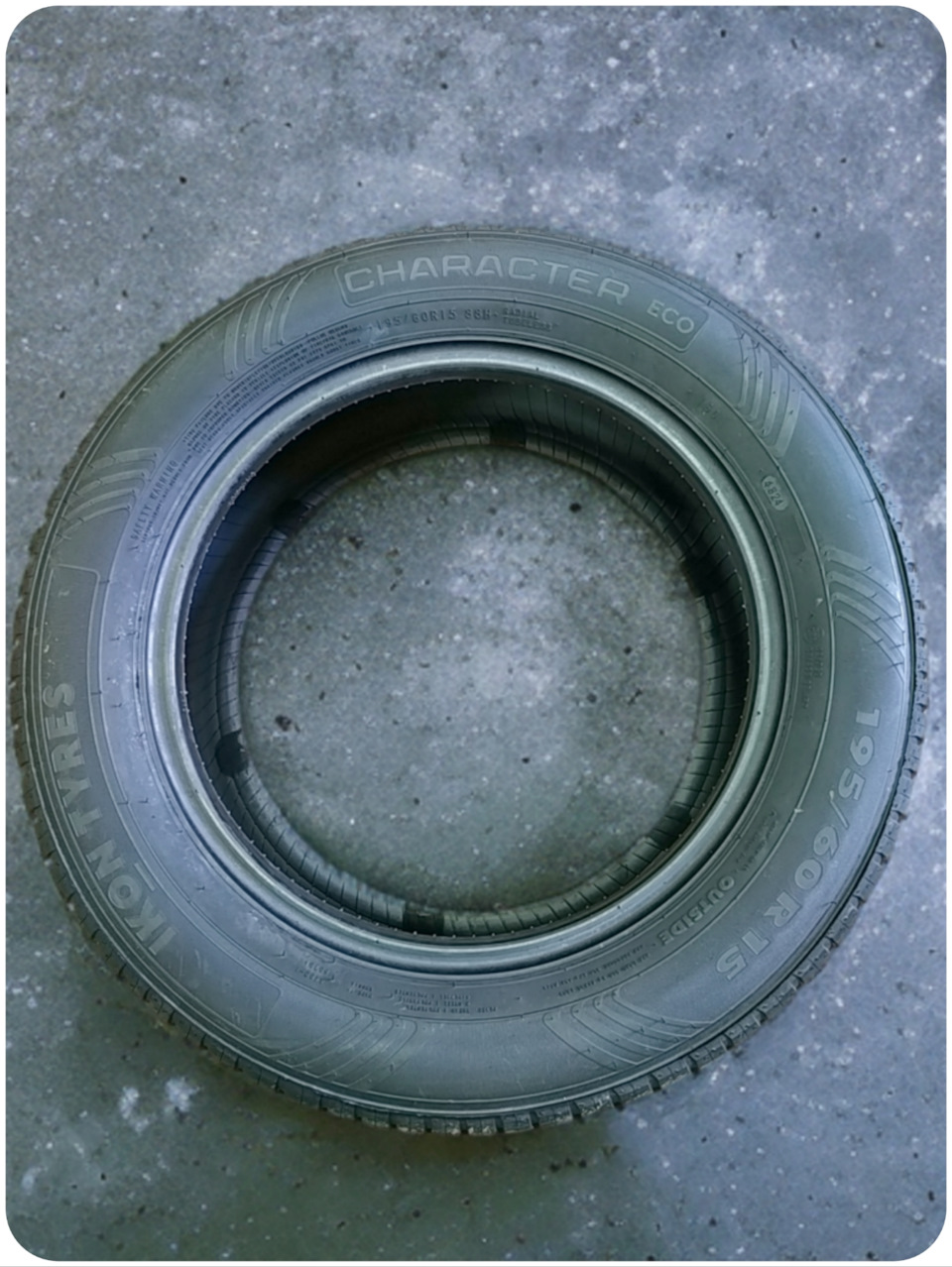 Бублик 😉 — Volkswagen Polo Sedan. Запчасти на фото: Ikon Character Eco 95×60R15