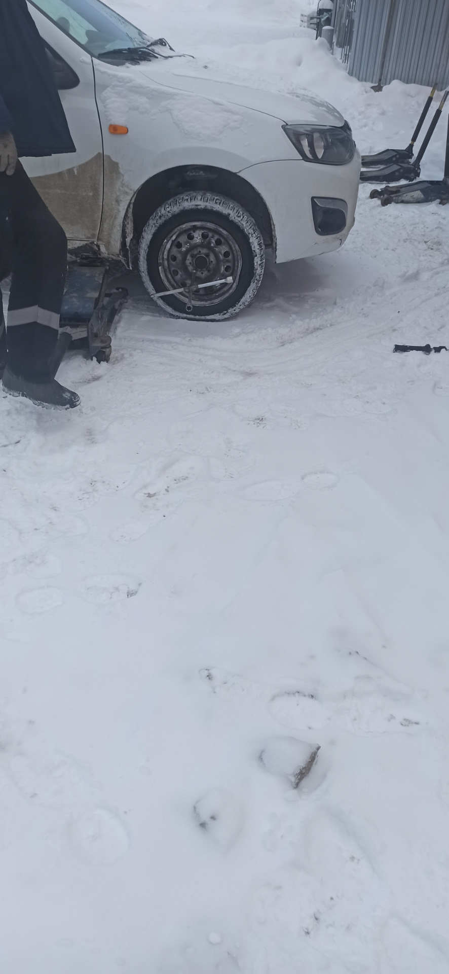 #12 Колесо спускает. — Lada Калина 2 хэтчбек, 1,6 л, 2016 года ...