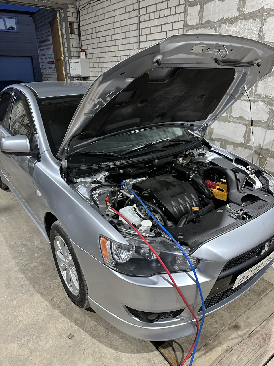 #24 Дозаправка автокондиционера — Mitsubishi Lancer X, 1,5 л, 2010 года ...