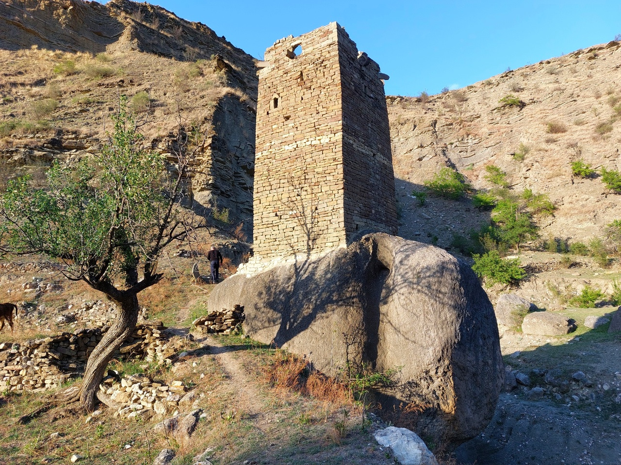 Карадахская теснина дагестан. Найти в дагестане. Найти в дагестане. Гора зуберха дагестан. Гуниб башня дагестан.