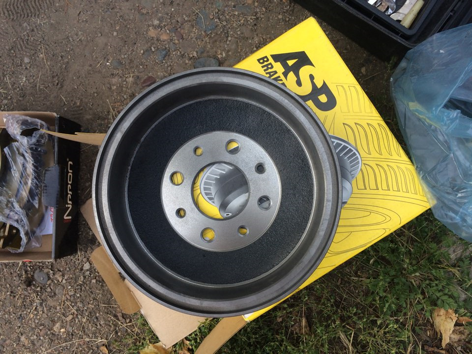 Замена барабанов и задних колодок — Lada 2114, 1,6 л, 2013 года ...