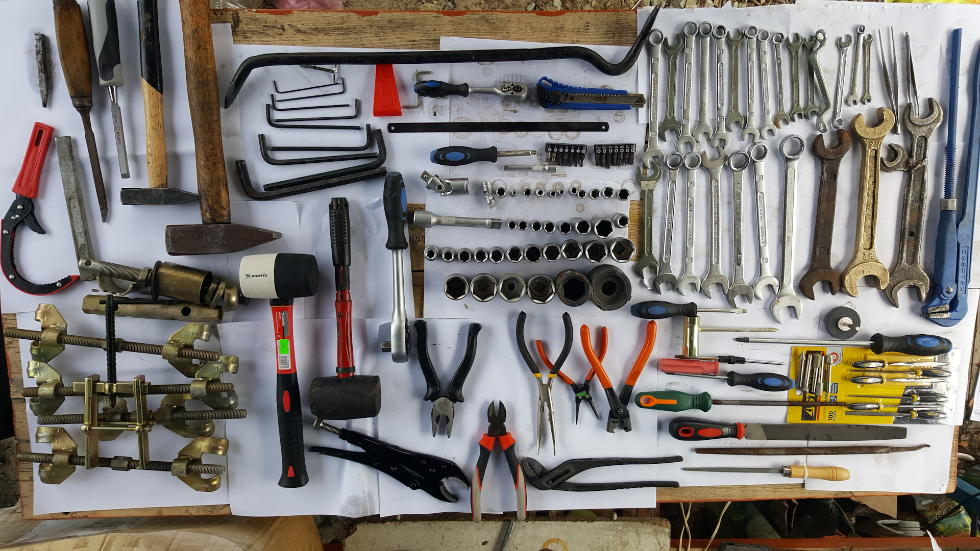 Tools day. Набор инструментов для Нивы Шевроле. Инструменты для ремонта. Старые слесарные инструменты. Металлические инструменты.