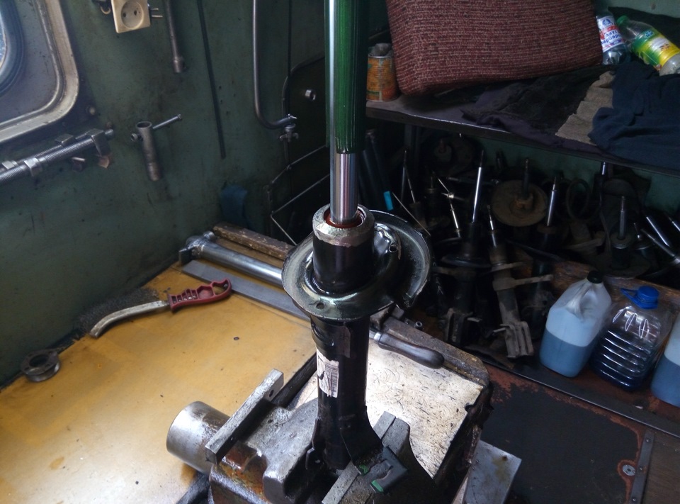 Потекла стойка амортизатора_ — Ford Fiesta (Mk V), 1,4 л, 2006 года ...