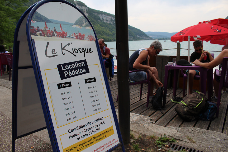 Прокат катамаранов: цены в переводе не нуждаются. Также необходим залог в €150 и удостоверение личности. Нет уж, спасибо :) — Audi A4 (B9). Запчасти на фото: 160027